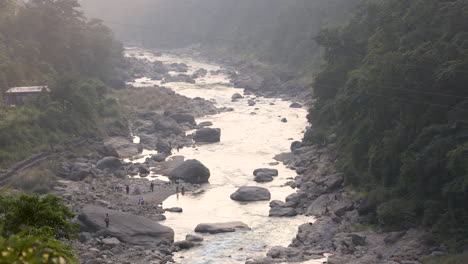 río aéreo que fluye a través de un desfiladero en las montañas durante la puesta del sol