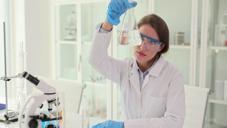 científica que lleva a cabo un experimento en un laboratorio
