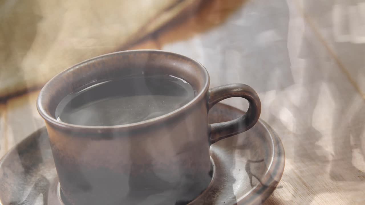 animación de personas caminando sobre una taza de café