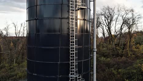 la torre de agua de lloyd en las tierras altas de nueva york.
