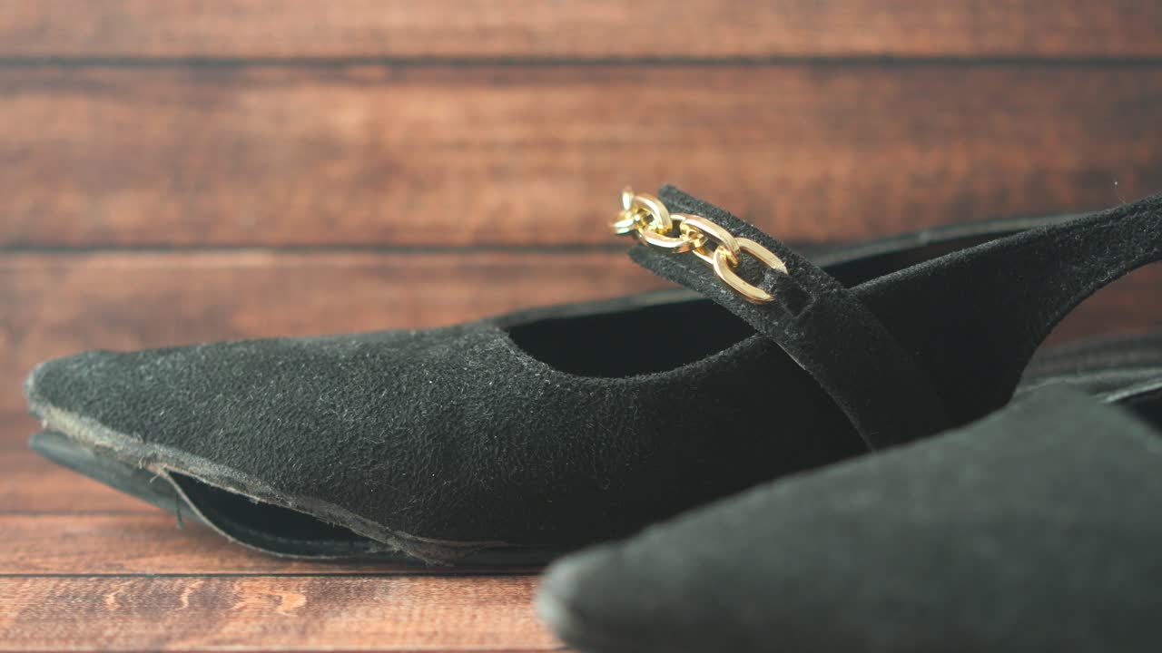 은 검은색 스웨드 힐