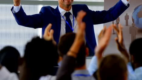 hombre de negocios celebrando su éxito en el seminario de negocios 4k