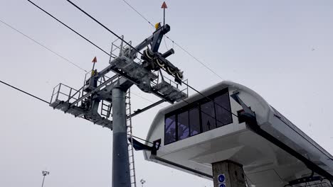 skiliftstation gudauri im dezember an einem nebligen und verschneiten morgen in aktion