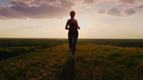 Sportliche-Frau-Mittleren-Alters-Läuft-Bei-Sonnenuntergang-1