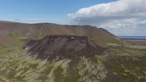 vuela sobre el cráter de stóra-eldborg en la península de reykjanes en islandia