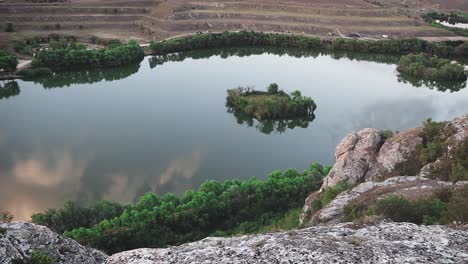 Movimiento-Panorámico-De-Izquierda-A-Derecha-Sobre-Un-Lago