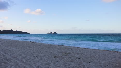 Un-Lapso-De-Tiempo-De-Arena-Idílica-Amplia-Y-Desierta-En-La-Playa-De-Sherwood-En-La-Costa-Este-De-Oahu-En-Hawaii-En-Invierno