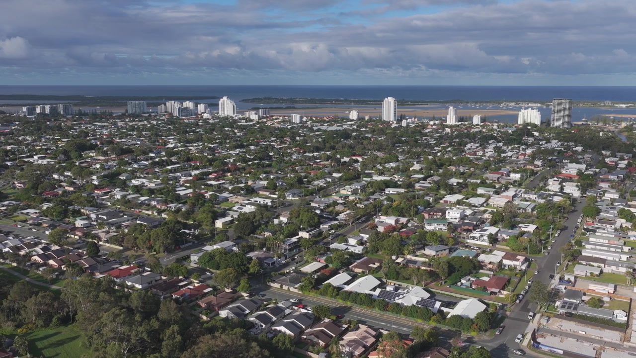 Vùng ngoại ô ven biển Labrador trên Bờ biển Vàng, Queensland, với tầm nhìn ra Broadwater và các tòa nhà cao tầng ở phía xa. Cảnh quay rộng từ trên không