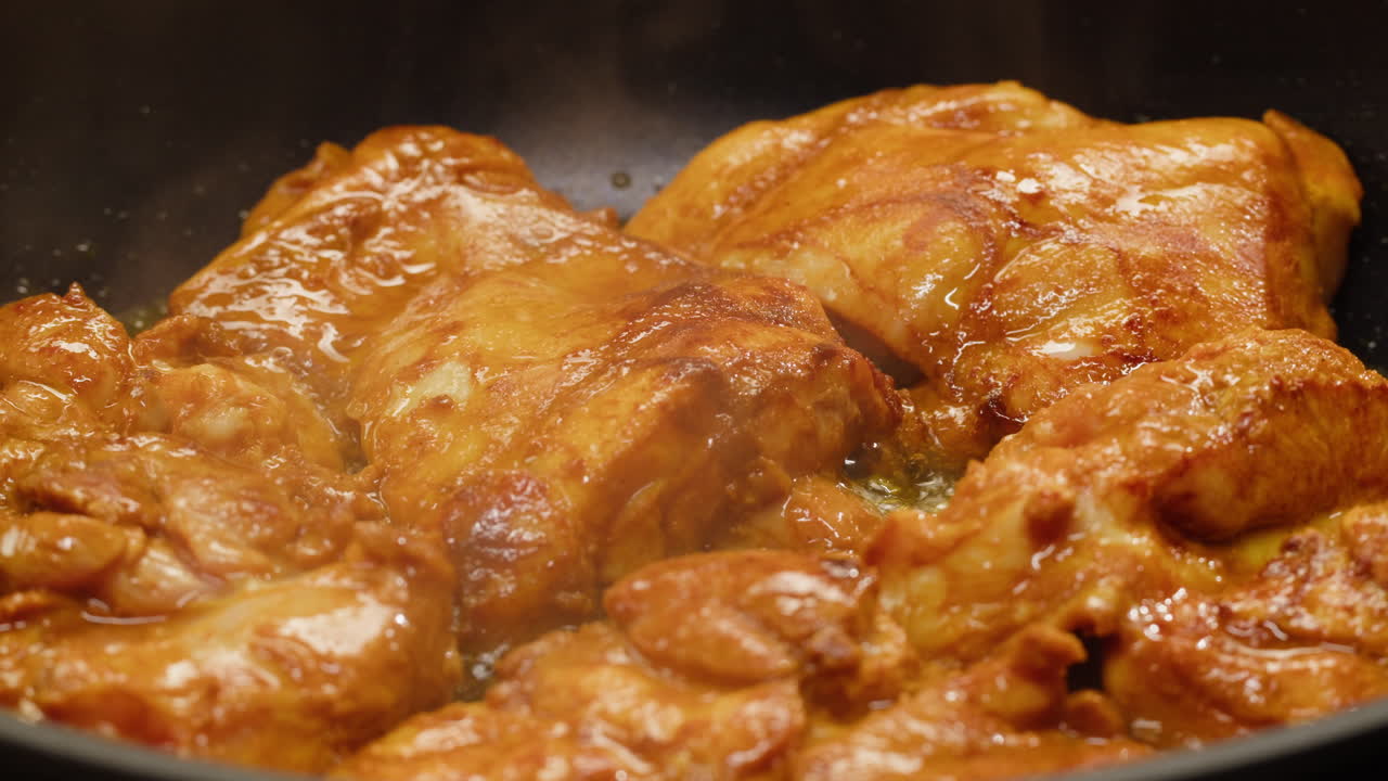 pollo cocinado en una sartén