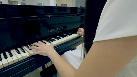una chica no reconocida tocando el piano. steadicam. primer plano. 4k.