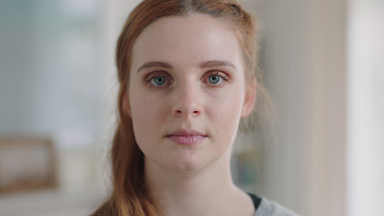 portrait mujer hermosa con el cabello rojo mirando a la cámara