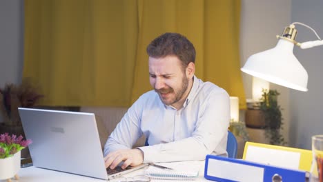el trabajador de oficina en casa tiene dolor de estómago.