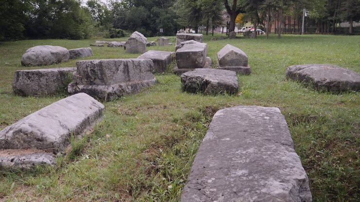 Un antico cimitero con centinaia di lapidi a Mramorje, Serbia