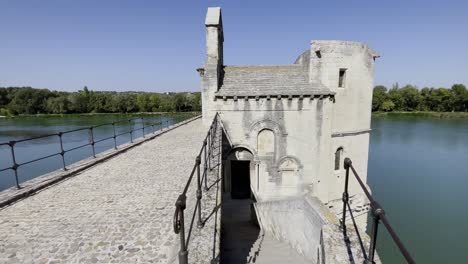 Chapel-on-the-bridge-in-Avignon-in-France,-historical-bridge-building