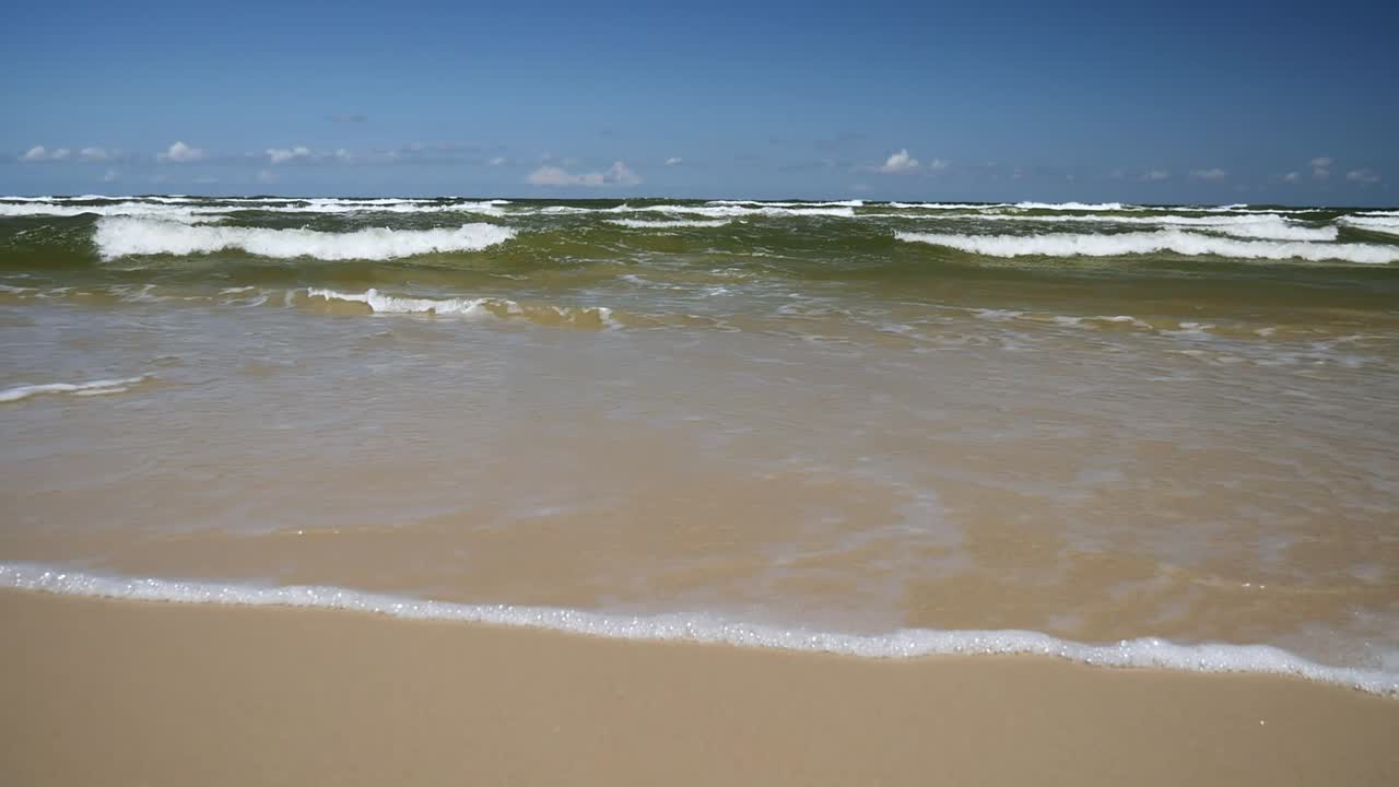 모래사장에 구르는 파도