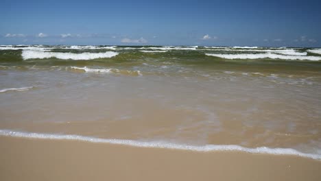 Olas-Rodando-En-La-Playa-De-Arena