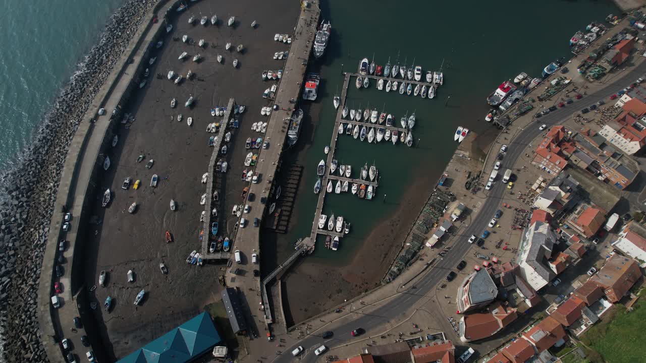 영국 스카버러 항구가 있는 마린 드라이브에 있는 루나 파크 스카버러 놀이공원의 조감도