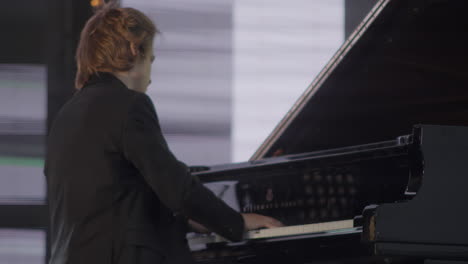 pianista tocando en un concierto