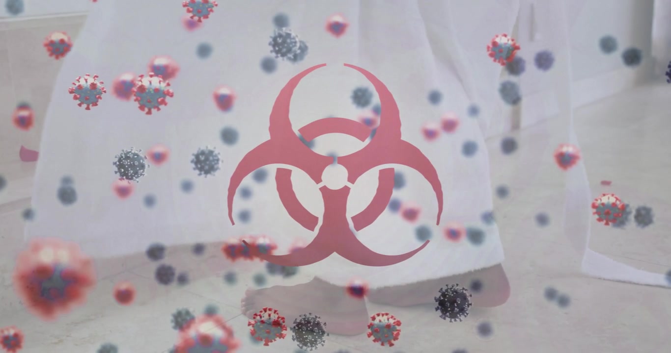 Simbolo di rischio biologico e particelle virali sovrapposti a piedi in un bagno