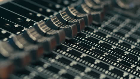 ingeniero de sonido en estudio haciendo música, dj popular asiático trabajando en estudio de radiodifusión o productor de música trabajando en studio de grabación, sala de ensayo, producción de audio.