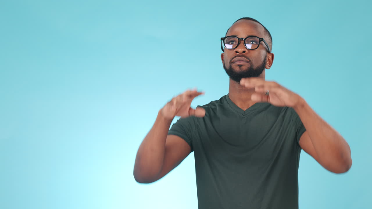 pulgares hacia arriba, fútbol y hombre negro atrapar la pelota feliz