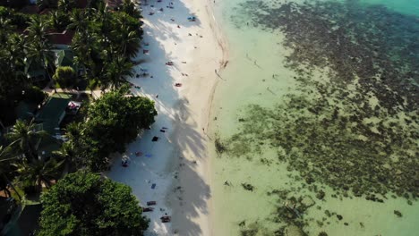 Zoom-En-La-Playa-De-Choeng-Moe-En-Koh-Samui,-Tailandia,-Con-Un-Dron