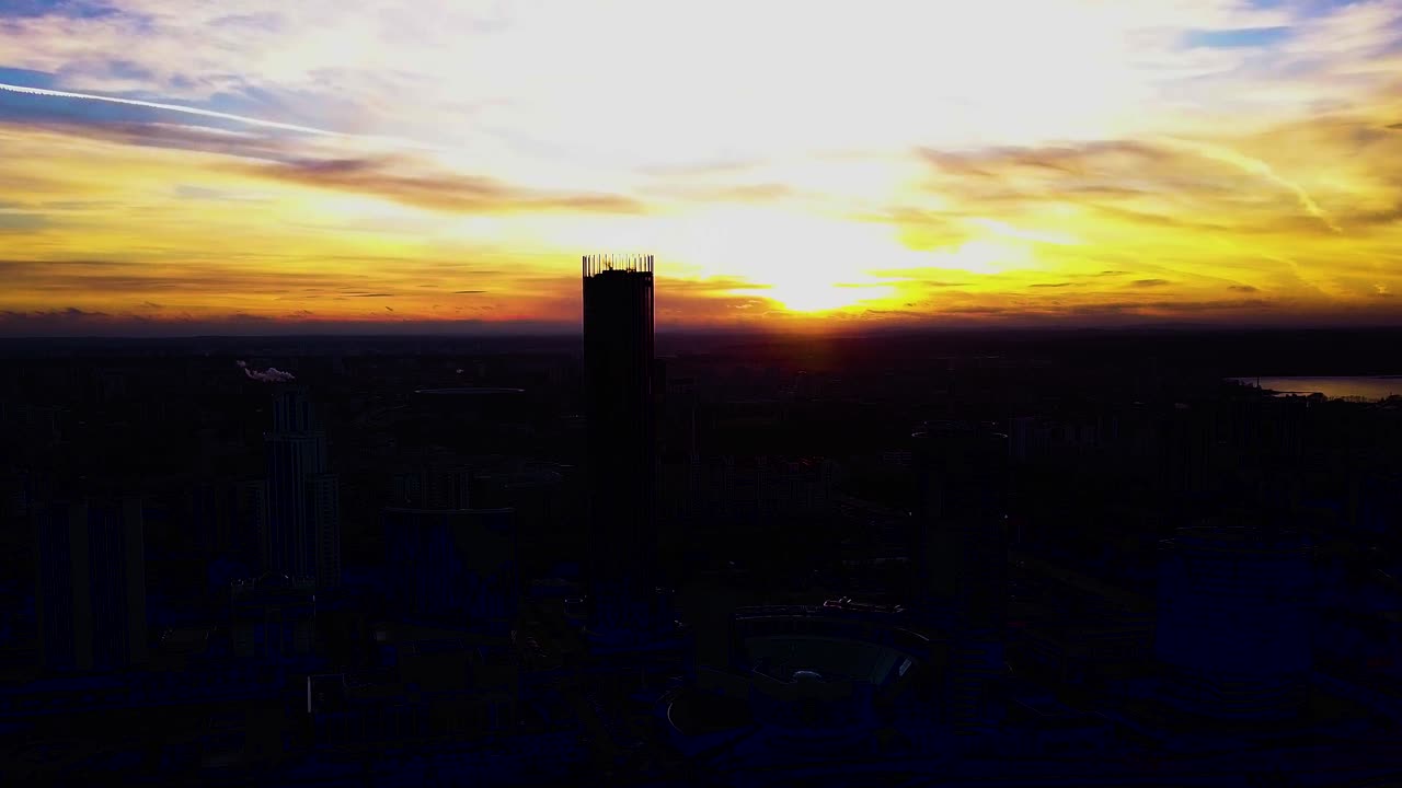 El horizonte de la ciudad al atardecer