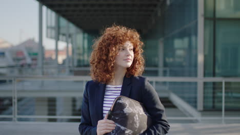 Hermoso-Retrato-De-Una-Estudiante-De-Negocios-Esperando-En-El-Campus-Corporativo-De-La-Ciudad