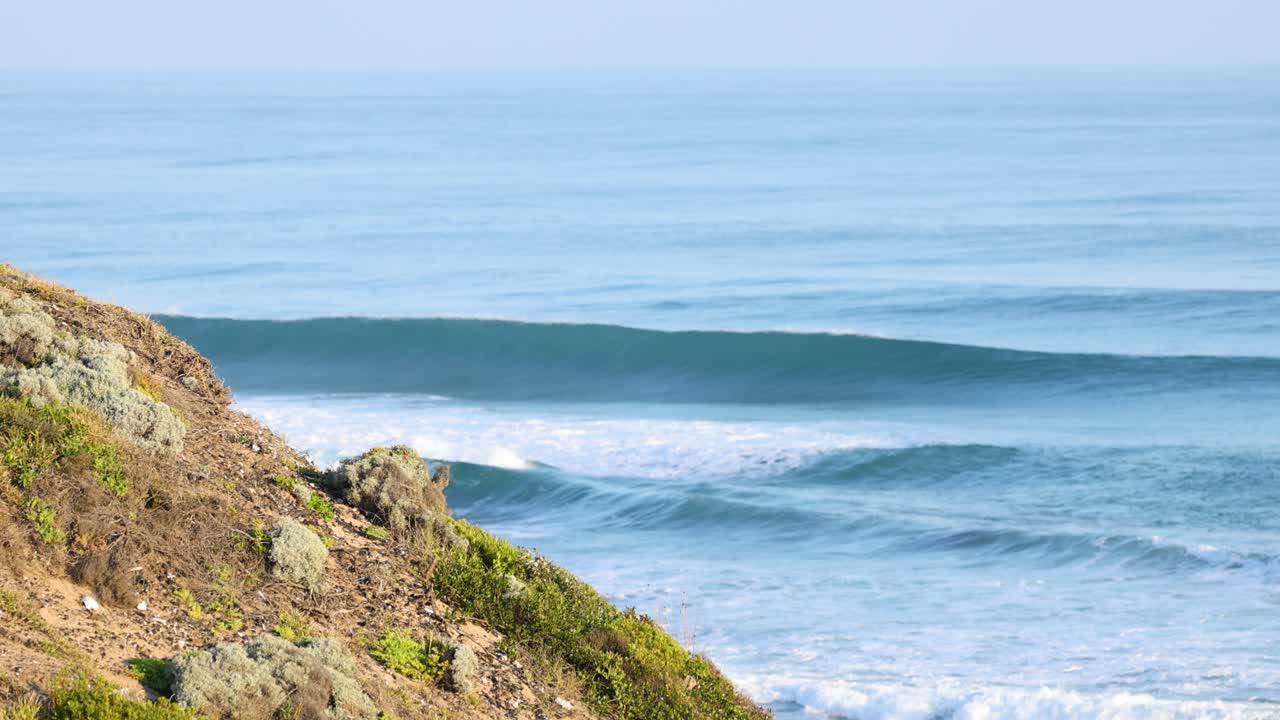 las olas rompiendo contra los acantilados rocosos de la costa
