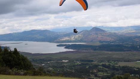 Hombre-Haciendo-Parapente-En-Una-Montaña-Con-Una-Hermosa-Vista