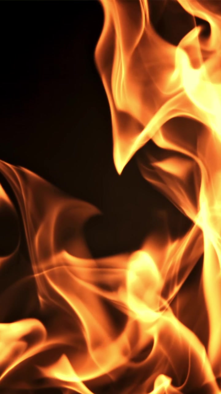 Primo piano di fiamme dinamiche su sfondo scuro