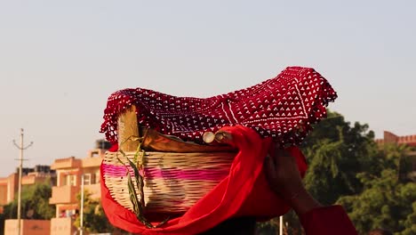 Personas-Que-Llevan-Ofrendas-Sagradas-A-La-Cabeza-Con-Motivo-Del-Festival-Chhath-En-India