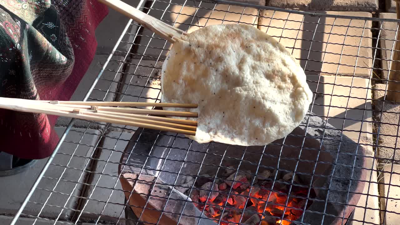 전통적인  김은 뜨거운 불에 여 있습니다.