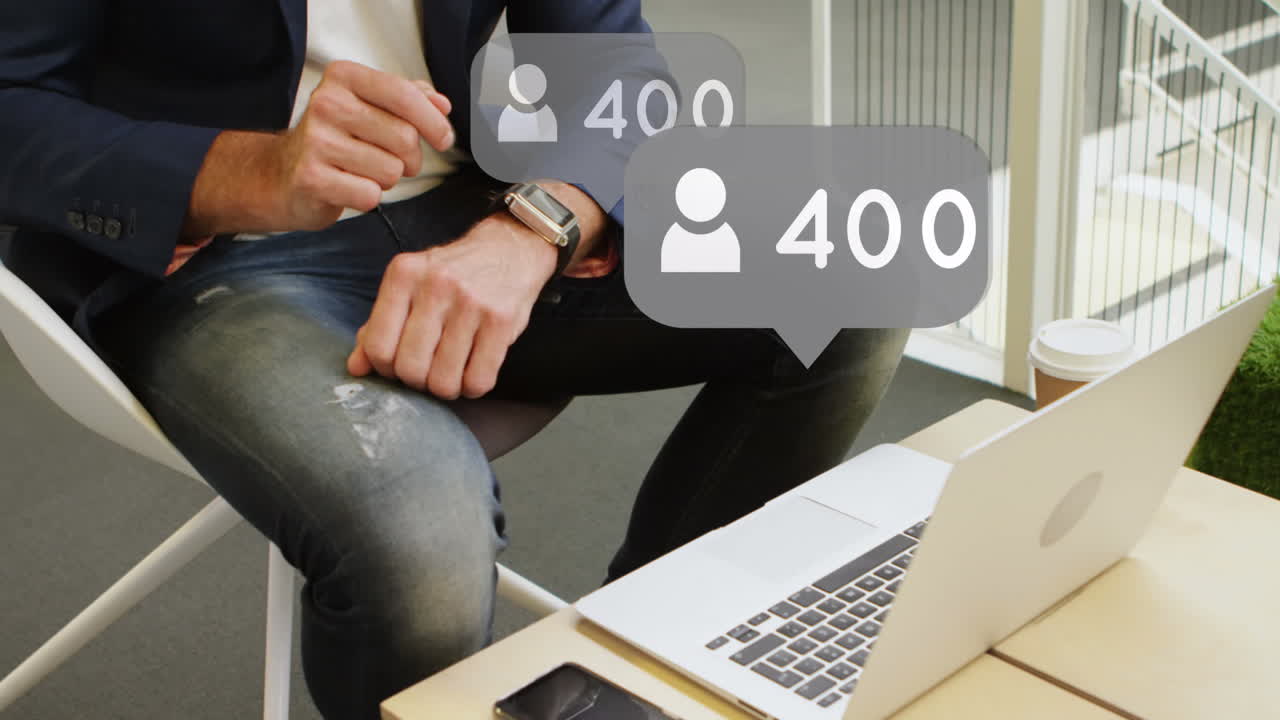 animación de iconos emoji y números sobre el hombre usando smartwatch y portátil