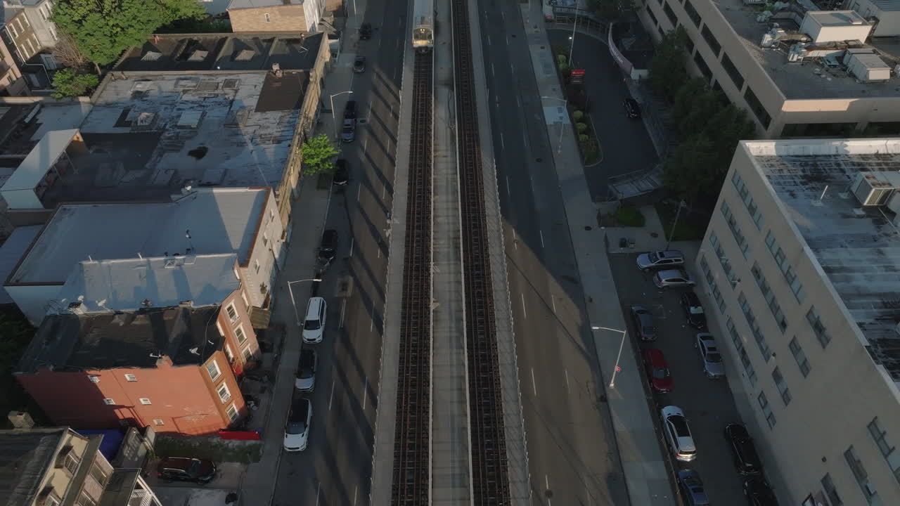 Vista aerea della Long Island Railroad all'alba. Scattato a Brooklyn in una mattina d'estate.