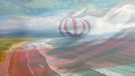 Zusammengesetztes-Video-Der-Schwenkenden-Iranischen-Flagge-Vor-Der-Luftaufnahme-Von-Strand-Und-Meereswellen