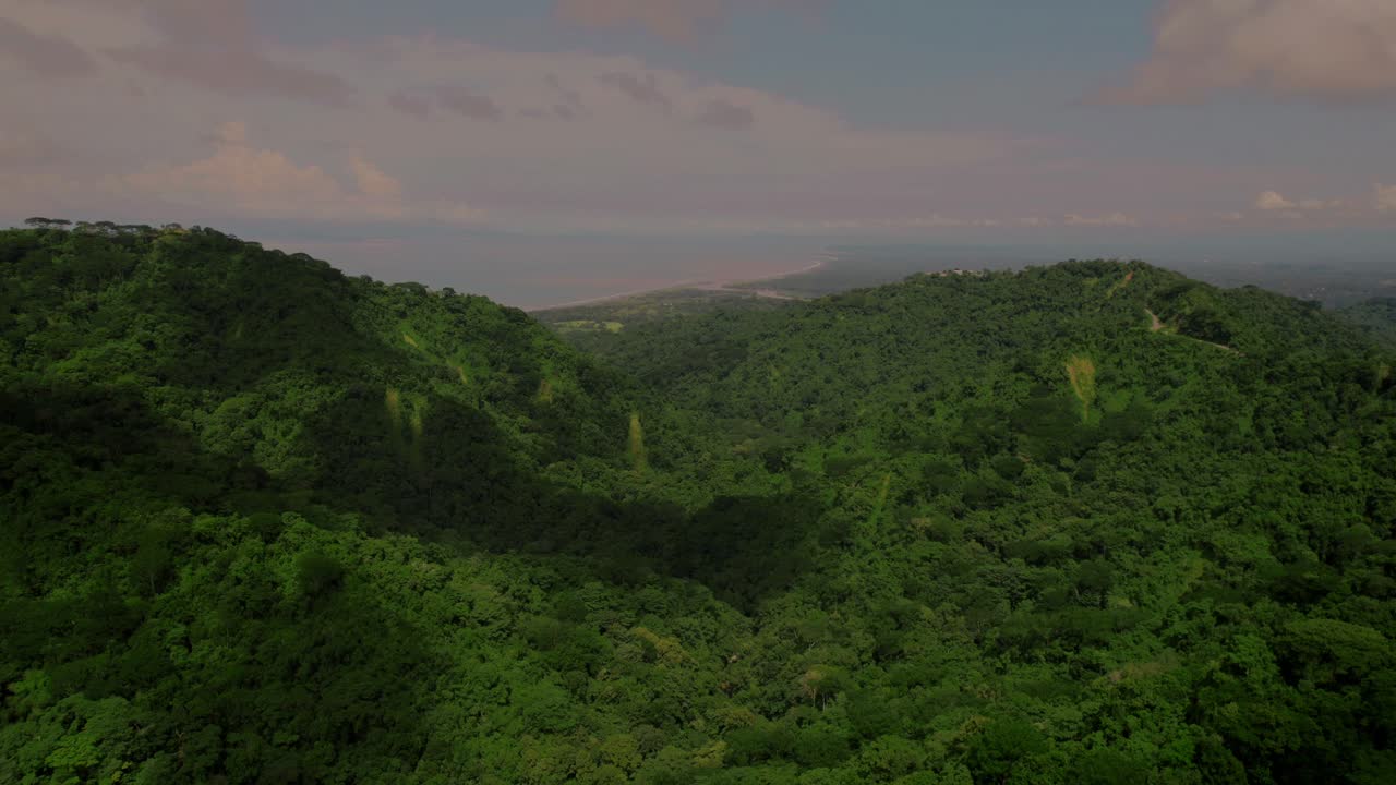 magnífica imagen aérea de la selva en bijagual, mostrando los diversos y impresionantes paisajes de costa rica