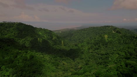 Magnífica-Imagen-Aérea-De-La-Selva-En-Bijagual,-Mostrando-Los-Diversos-E-Impresionantes-Paisajes-De-Costa-Rica.