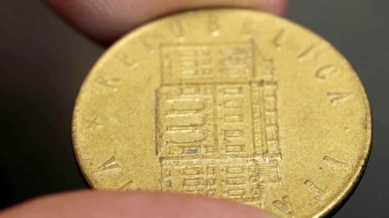 primer plano de monedas muy antiguas