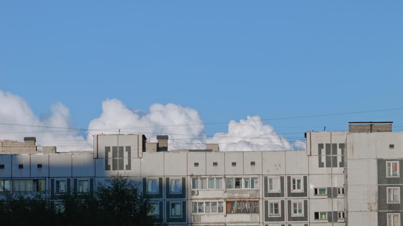 lapso de tiempo de una nube sobre un bloque de construcción vivo ruso standart