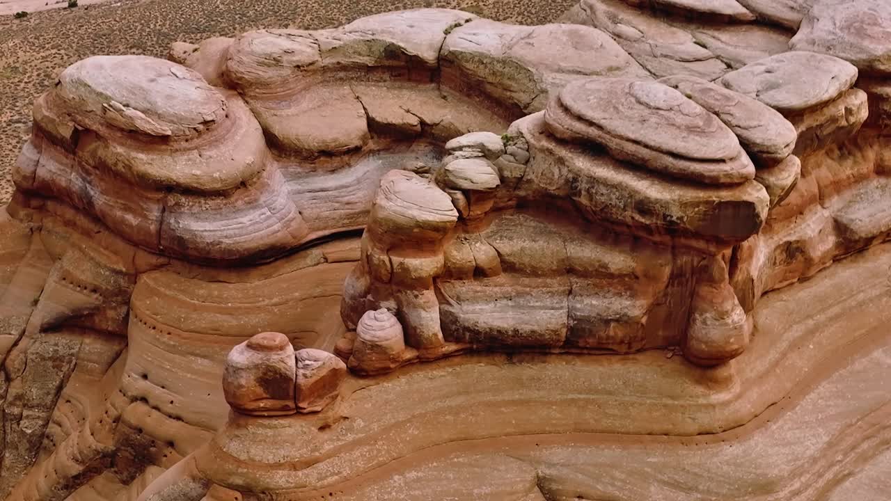 Vy över klippformationer i Moab Valley, Utah, USA under dagsljus