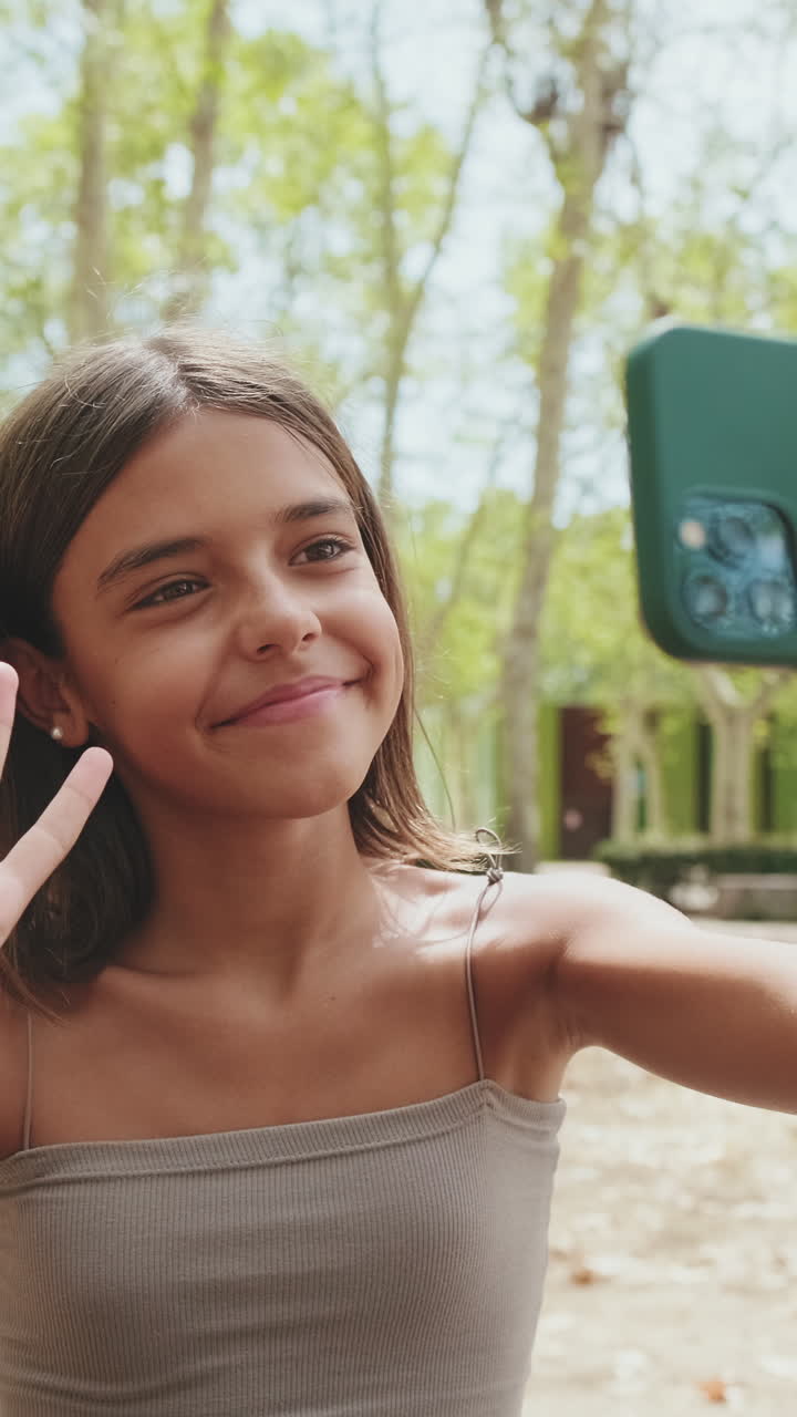 Ragazza sorridente che fa il segno della pace mentre si scatta un selfie