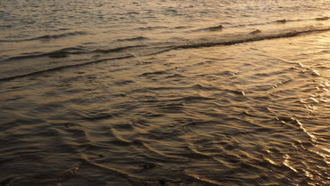 Pequeñas-Olas-De-Agua-De-Mar-Llegan-A-La-Playa-De-Arena-Bali-Indonesia