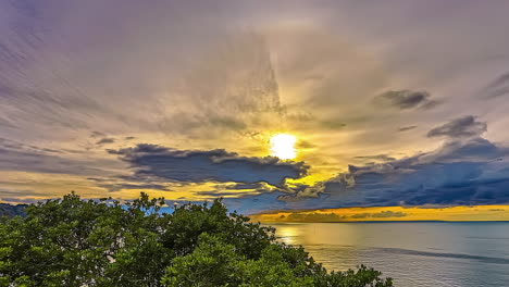 lapso de tiempo de nubes de atardecer dorado sobre un río que fluye - movimiento dinámico deslizante