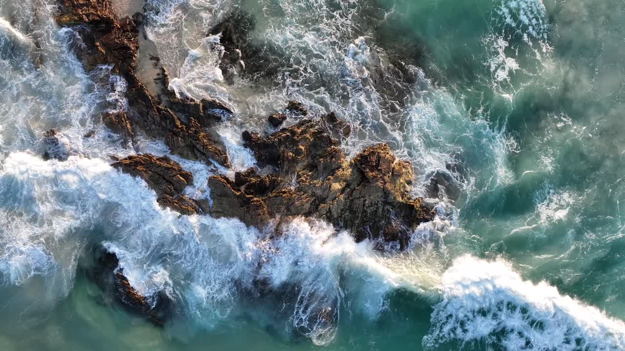 Inquadratura statica dall'alto della costa rocciosa delle Isole Stradbroke.