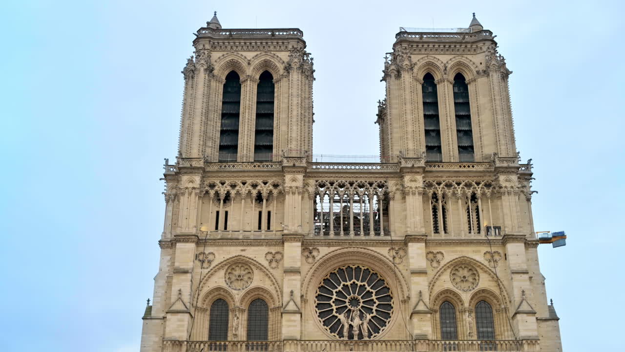 Paris şehir merkezinde, Fransa'da bulunan Notre-Dame de Paris'in görünümü. Bulutlu hava