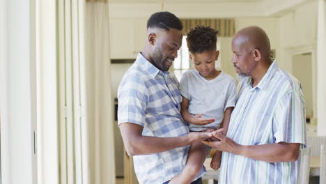 Feliz-Hijo-Afroamericano,-Padre-Y-Abuelo-Comparando-Manos,-Cámara-Lenta,-Espacio-De-Copia