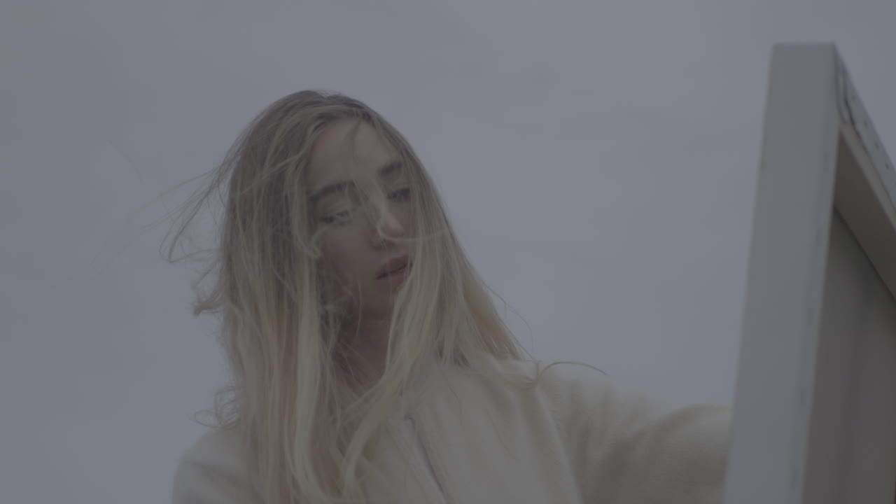 mujer pintando al aire libre