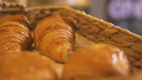 Croissants-Bien-Presentados-En-Una-Cesta-De-Madera-En-Una-Panadería,-Cafetería-En-Francia