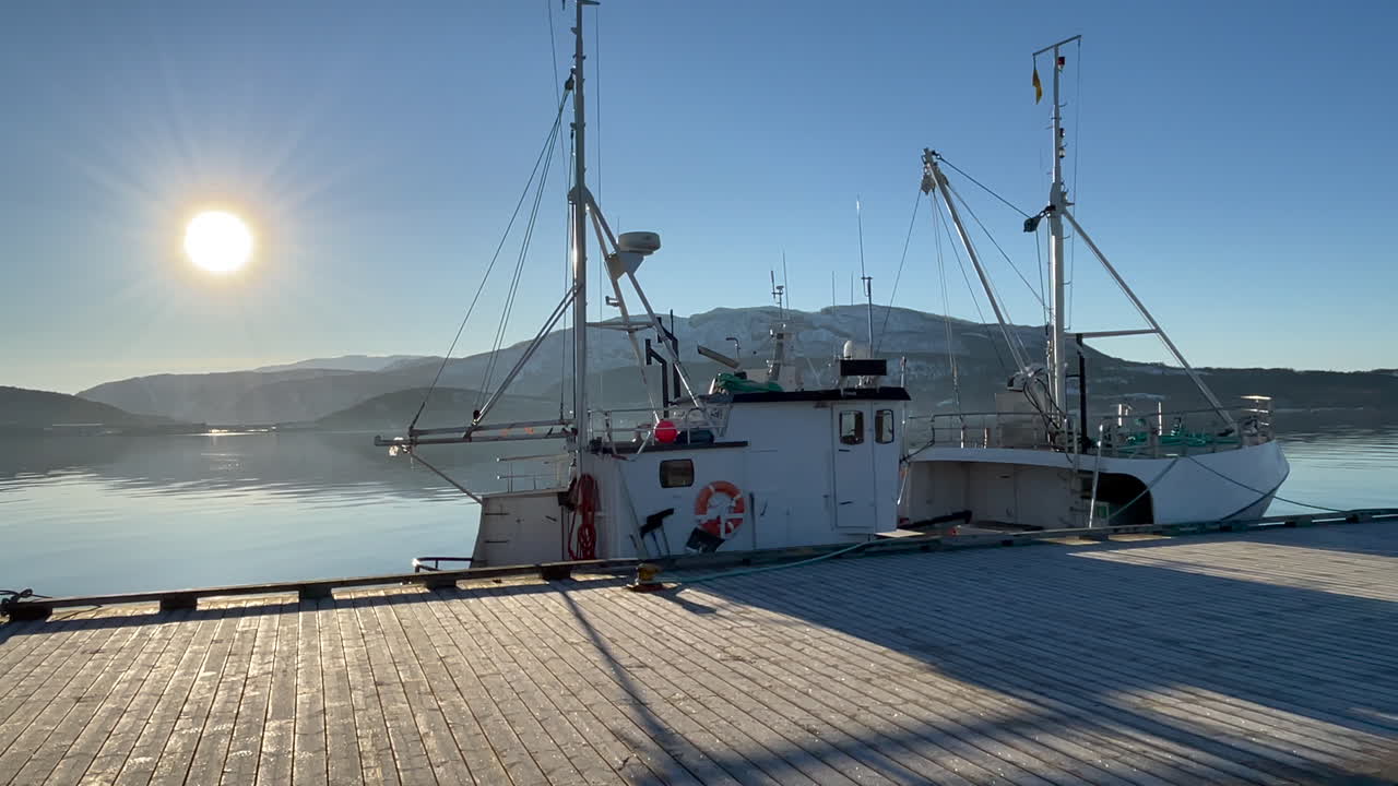 Blick auf ein Fischerboot am Fauske Pier, Nordskandinavien, Norwegen, an einem hellen Sonnentag